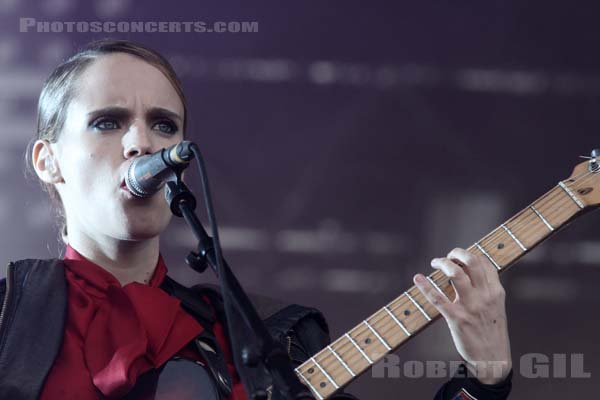 ANNA CALVI - 2011-08-28 - SAINT CLOUD - Domaine National - Scene de la Cascade - 